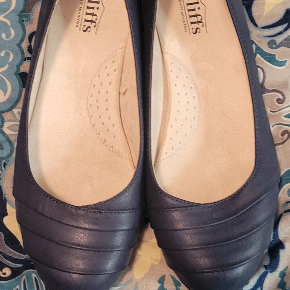 Like NEW! Womens Cliffs by WHITE MOUNTAIN Ballet Flats, Size 8 1/2 W (Navy)